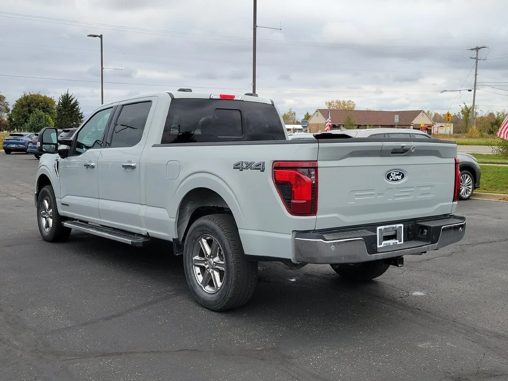 Used 2024 Avalanche Ford XLT image 3