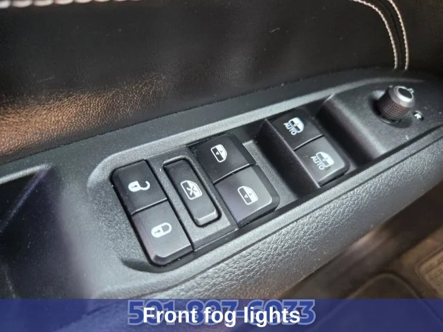 Used 2024 White Jeep Latitude image 37