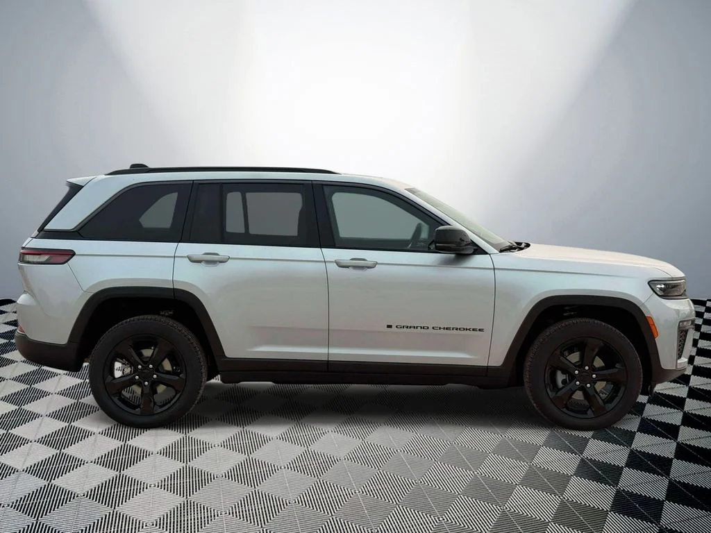 New 2026 Silver Zynith Exterior Paint Jeep Limited image 6