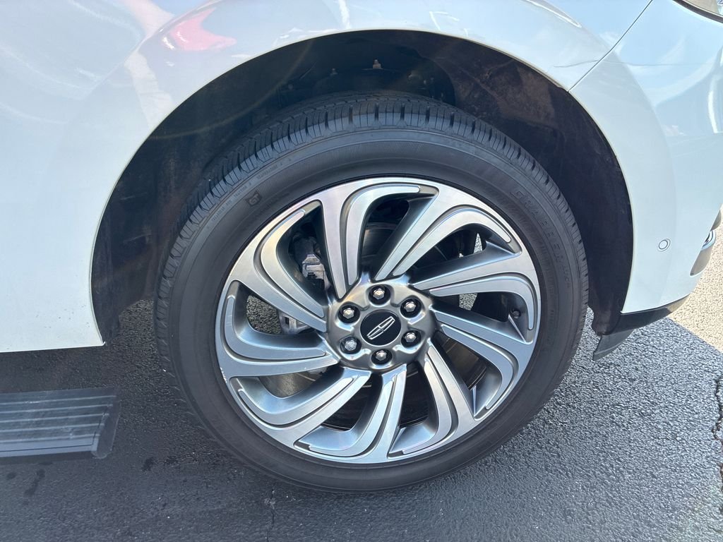 Used 2023 White Lincoln Standard image 20