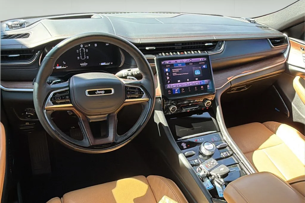 Used 2025  Jeep Summit image 20