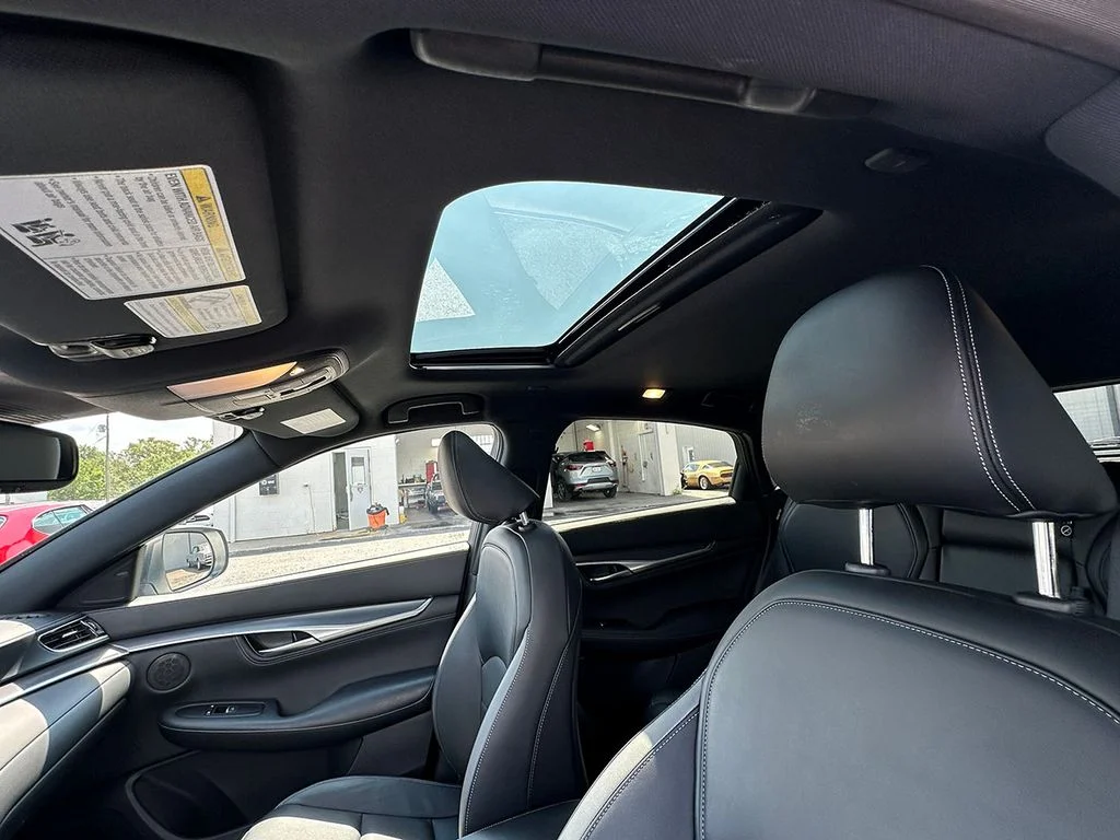 Used 2023 White INFINITI LUXE image 22