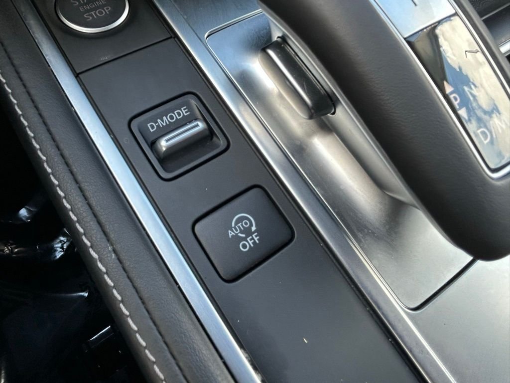 Used 2025 White INFINITI LUXE image 34