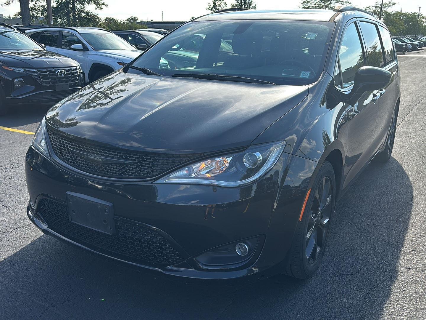 Used 2020 Brilliant Black Crystal Pearlcoat Chrysler Touring L image 3