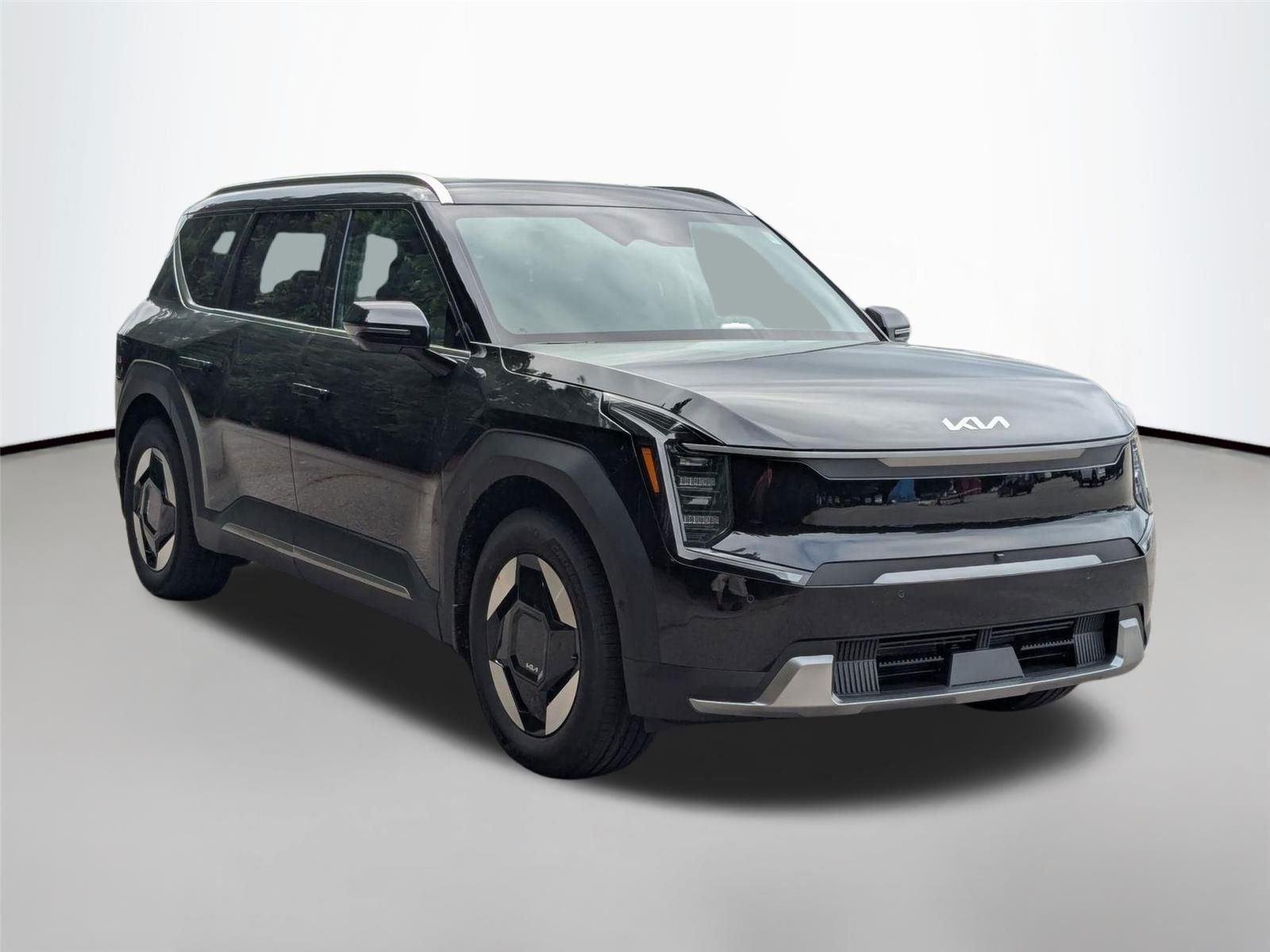 New 2026 EBONY BLACK KIA WIND image 4