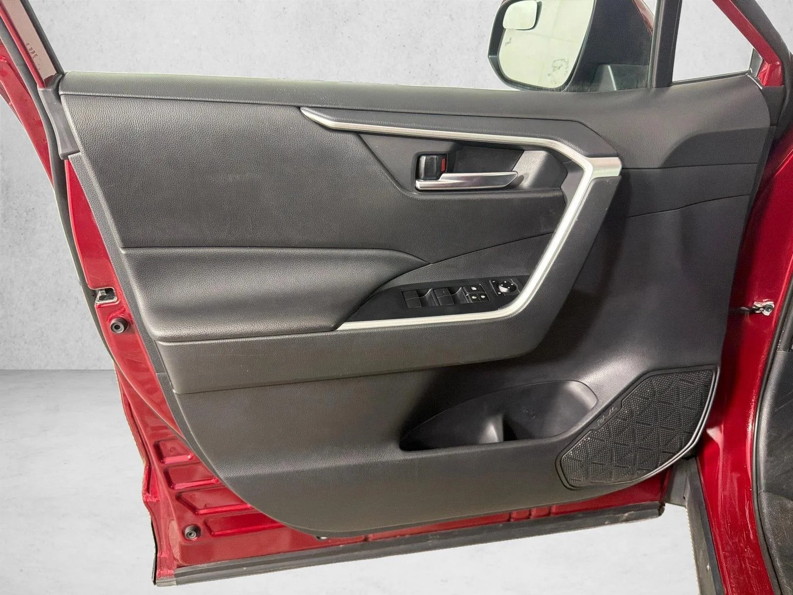 Used 2020 White Toyota XLE image 11
