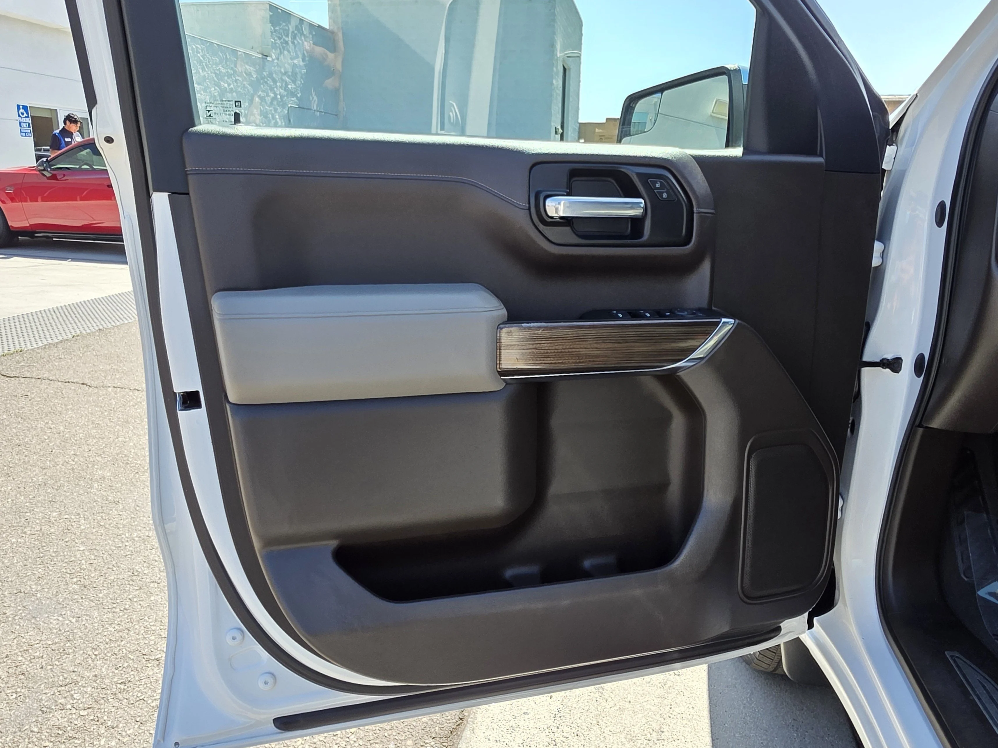 Used 2021 Pearl Chevrolet LT image 12