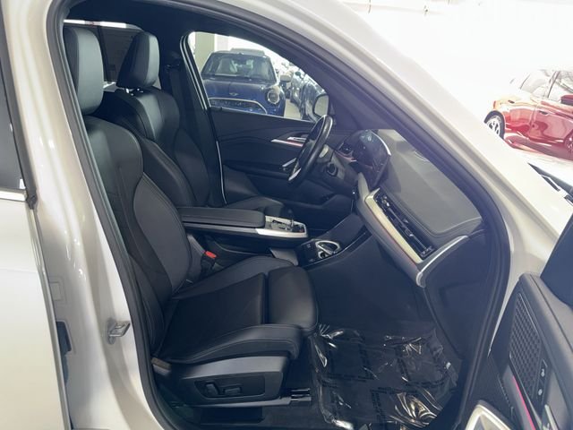 Used 2023 White Metallic BMW xDrive28i image 10