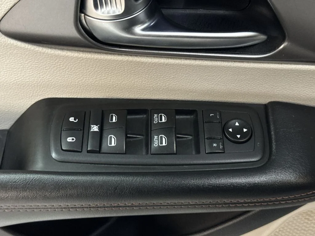 Used 2020 Crystal Metallic Chrysler Touring L image 15