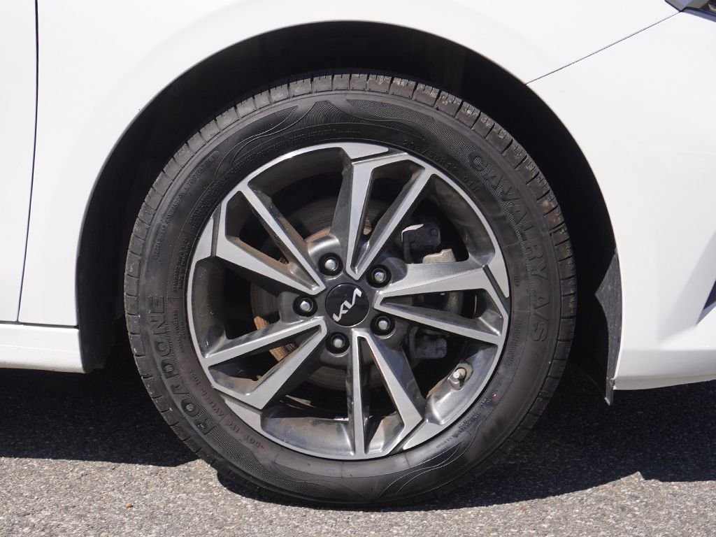 Used 2023 White Kia LXS image 17