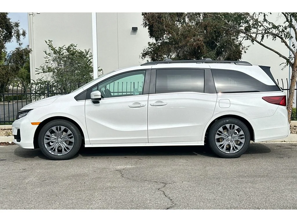 New 2026 Platinum White Pearl Honda Touring image 8