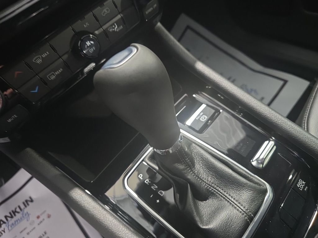 New 2026 Bright White Clearcoat Jeep Latitude image 23