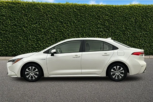 Used 2020 White Toyota LE image 6