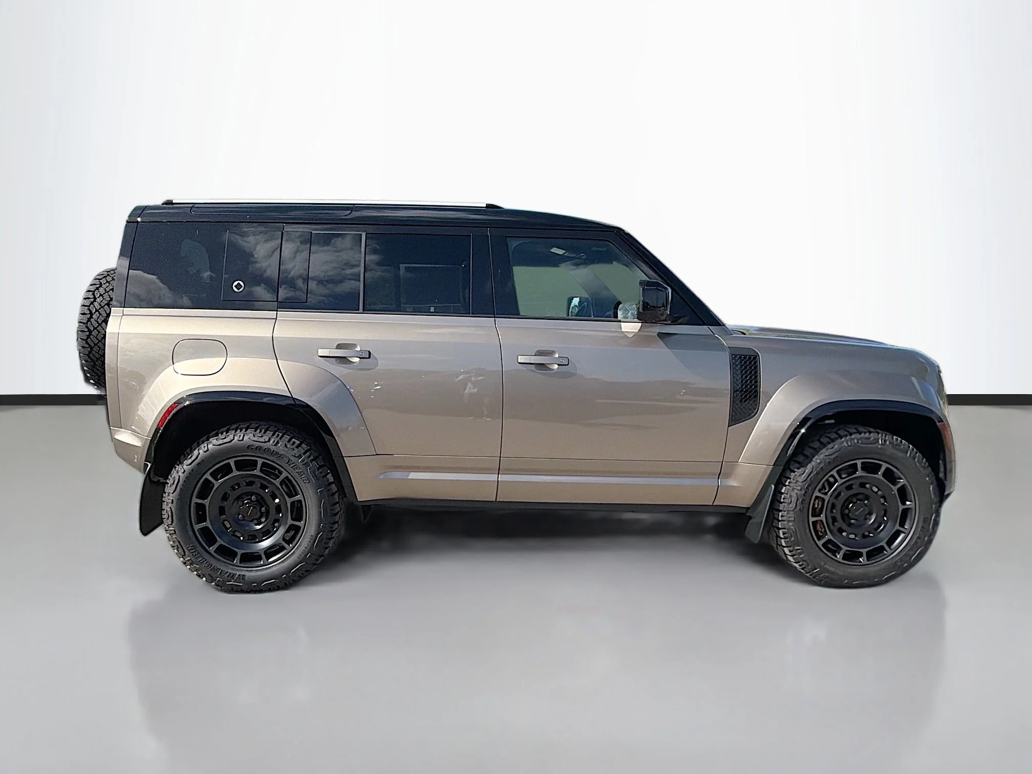 New 2026 Petra Copper Land Rover OCTA image 6