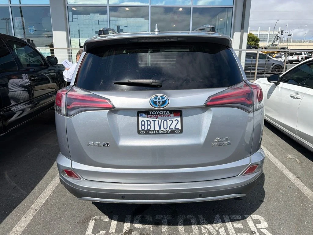 Used 2018 Silver Toyota XLE image 3