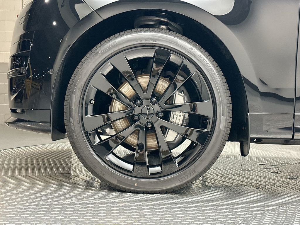 New 2026 Santorini Black Land Rover Dynamic SE image 5