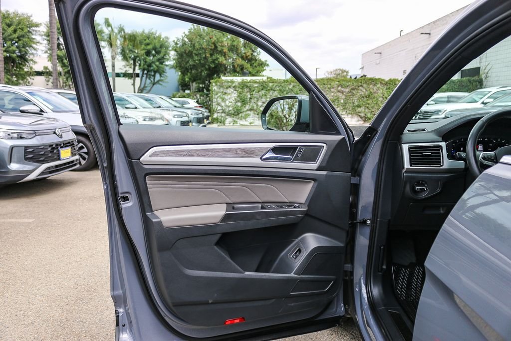 Used 2022 Gray Volkswagen 3.6L V6 SE w/Technology image 23