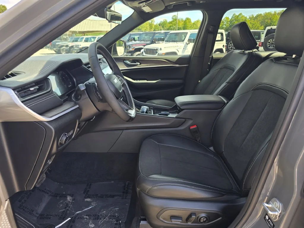 New 2027 Gray Jeep Laredo Altitude image 4