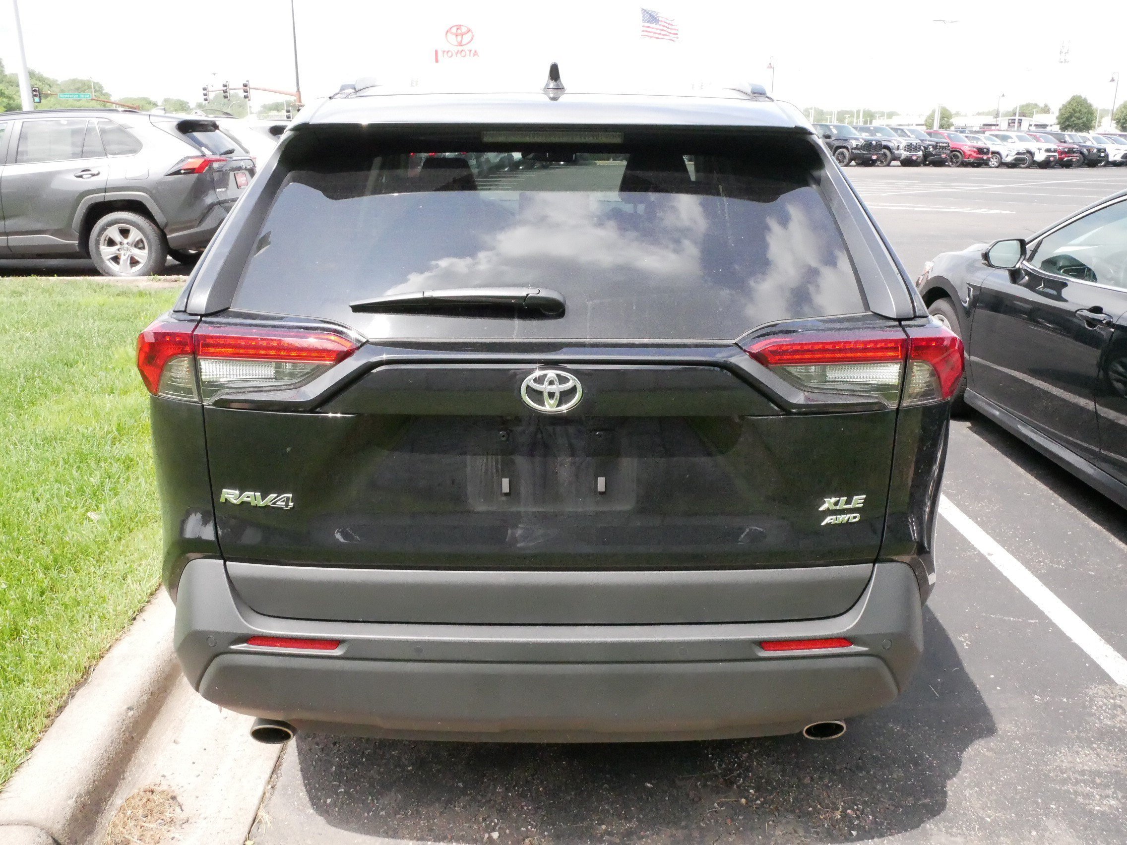 Used 2025 Midnight Black Metallic Toyota XLE Premium image 4