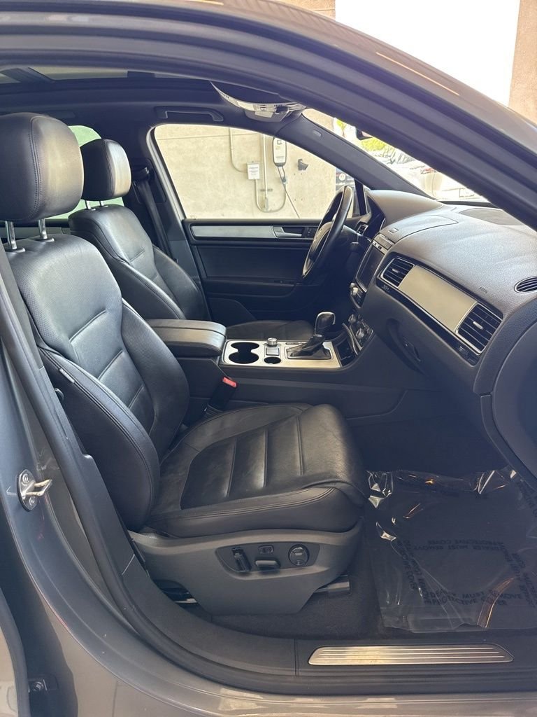 Used 2017 Gray Volkswagen V6 image 8