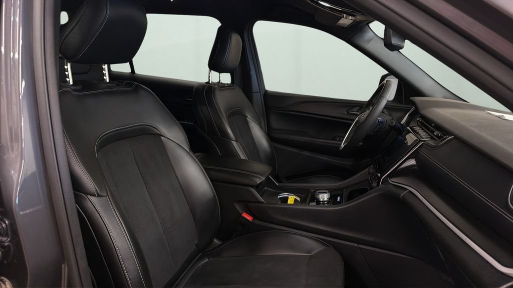 Used 2023 Gray Jeep Altitude image 9
