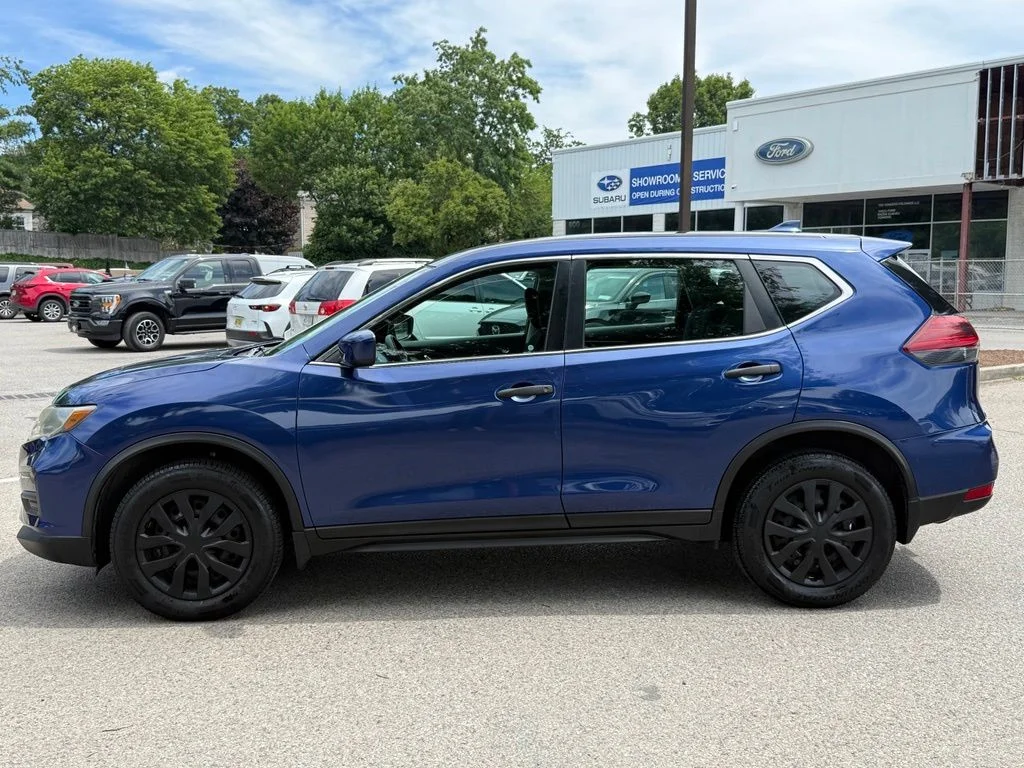 Used 2018 Blue Nissan S image 5