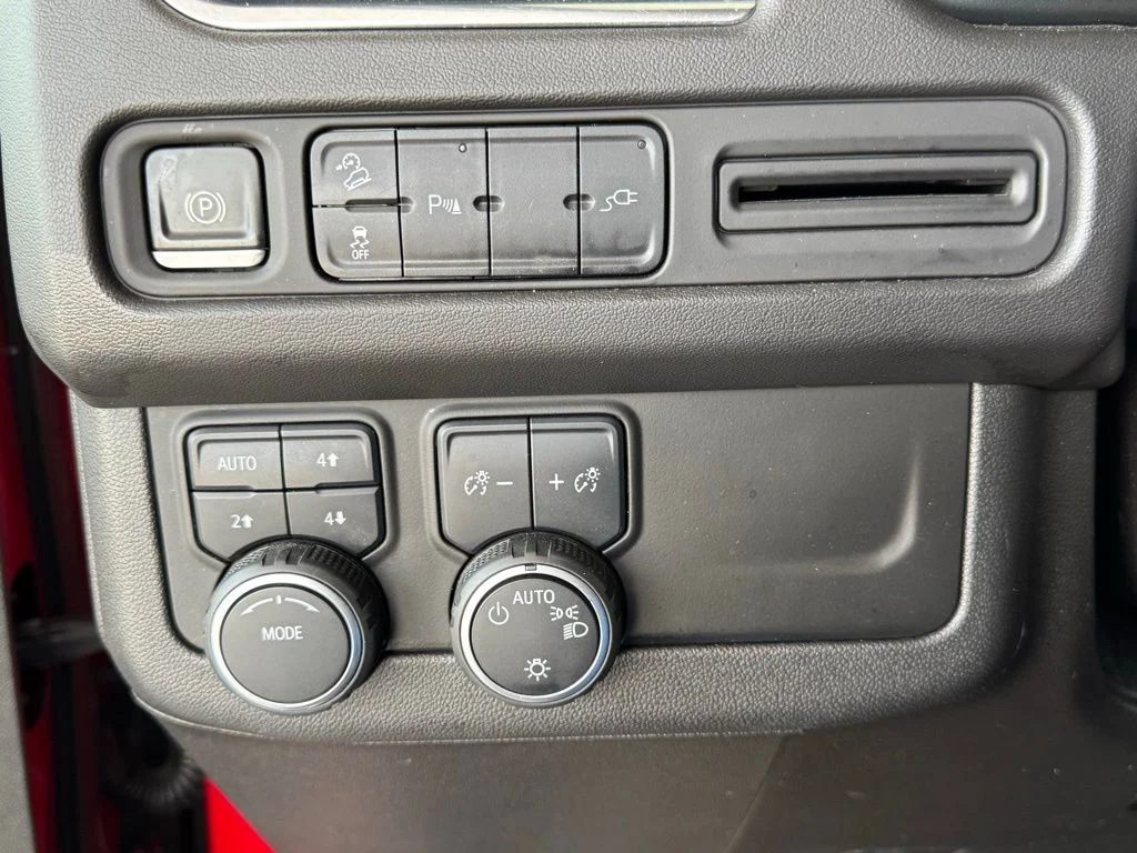 Used 2021 Red Chevrolet Z71 image 38