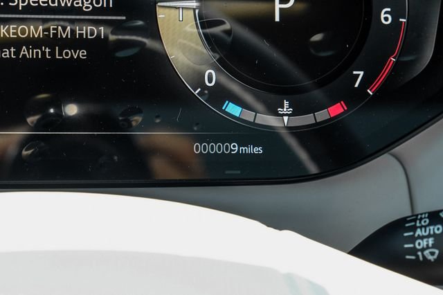 New 2026 Ostuni Pearl White Premium Metallic Land Rover Dynamic SE image 28