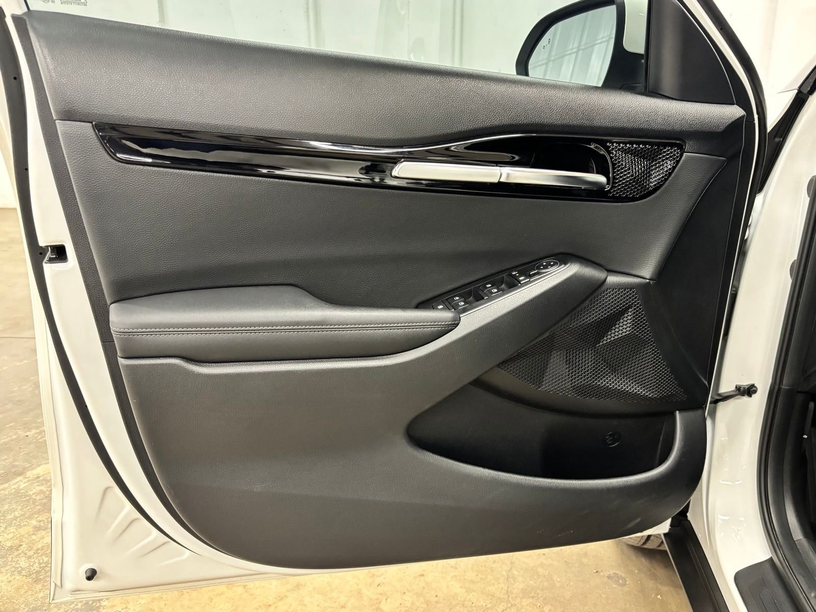 Used 2025 White Kia S image 17