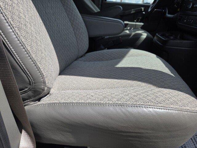 Used 2025 Summit White Chevrolet LT image 28