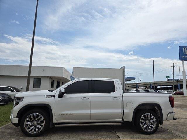 Used 2022 White Frost Tricoat GMC Denali image 2