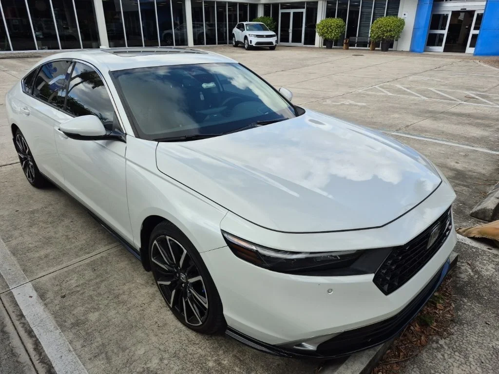 Used 2023 Platinum White Pearl Honda Touring image 4