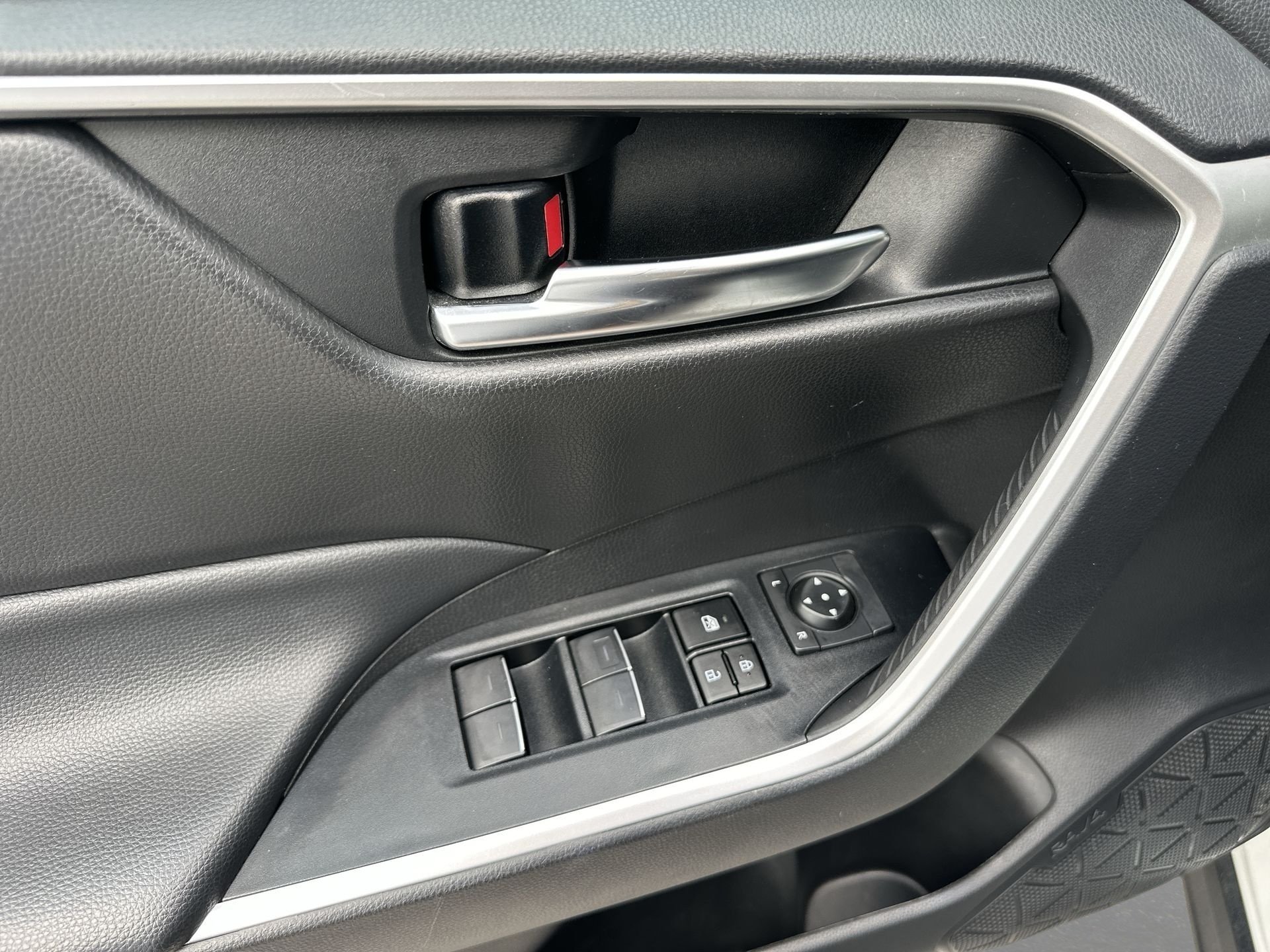 2024 Toyota RAV4 XLE - Photo 23