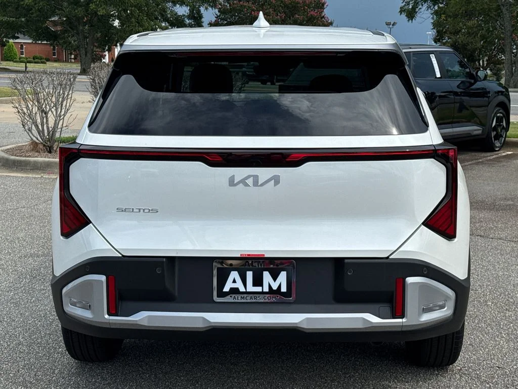 New 2027 Snow White Pearl Kia LX image 4