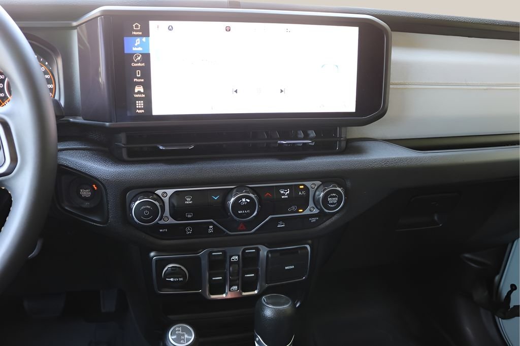 Used 2024  Jeep Sport S image 23