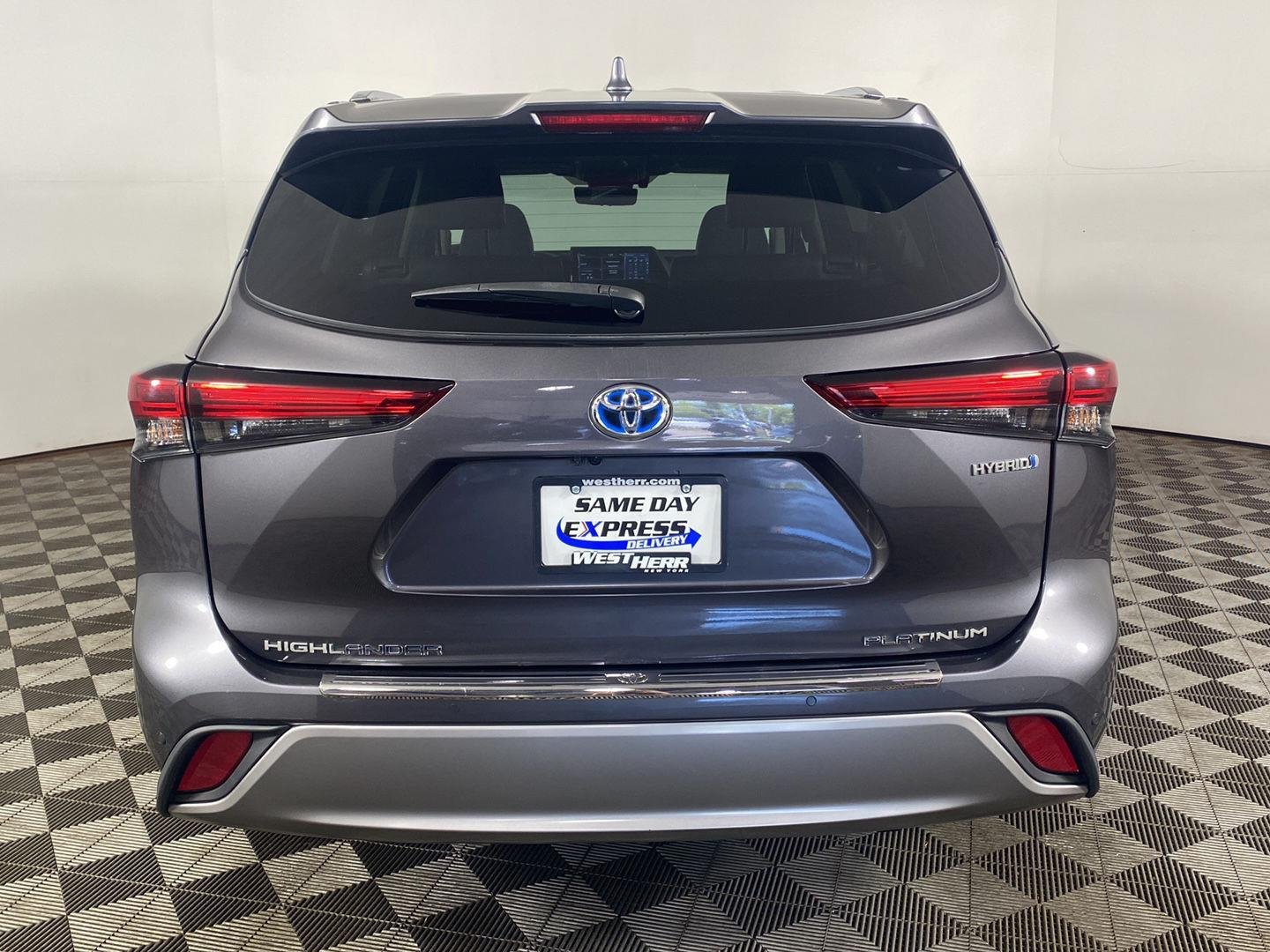 Used 2022 Magnetic Gray Metallic Toyota Platinum image 23