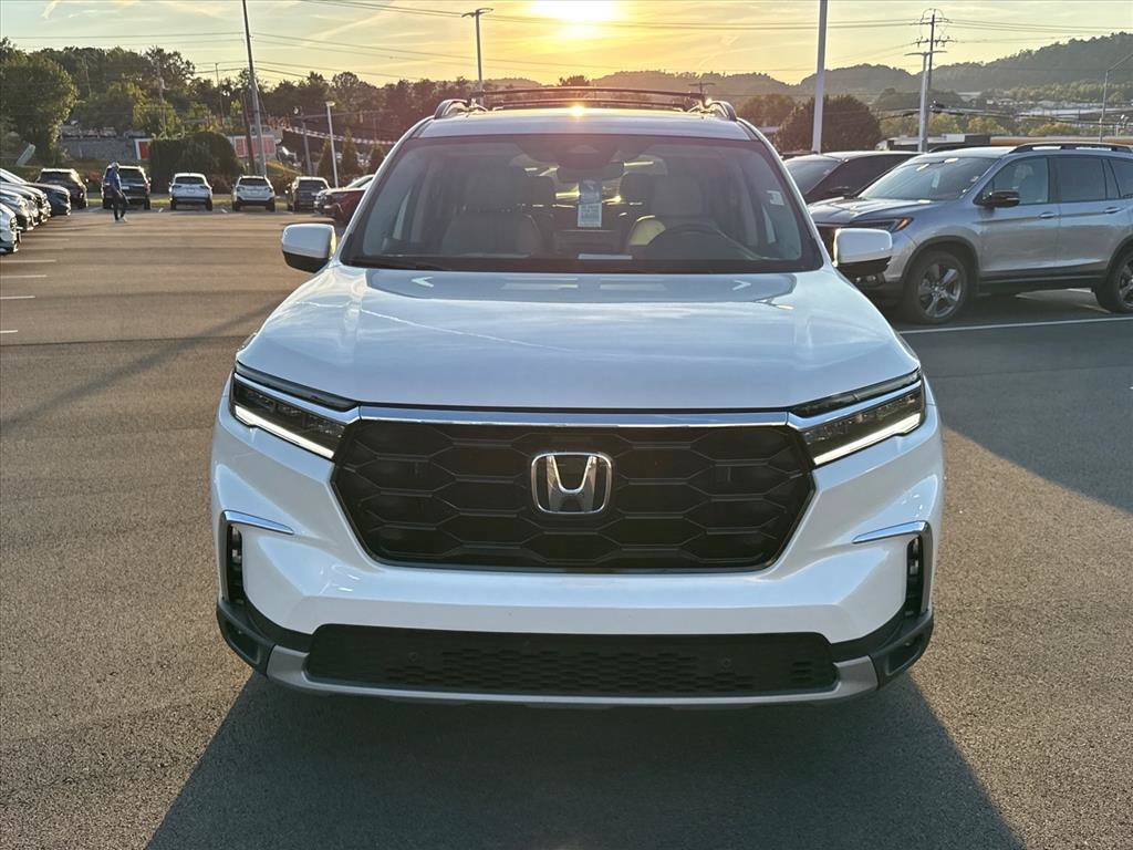Certified Used 2025 Platinum White Pearl Honda AWD TRG image 39