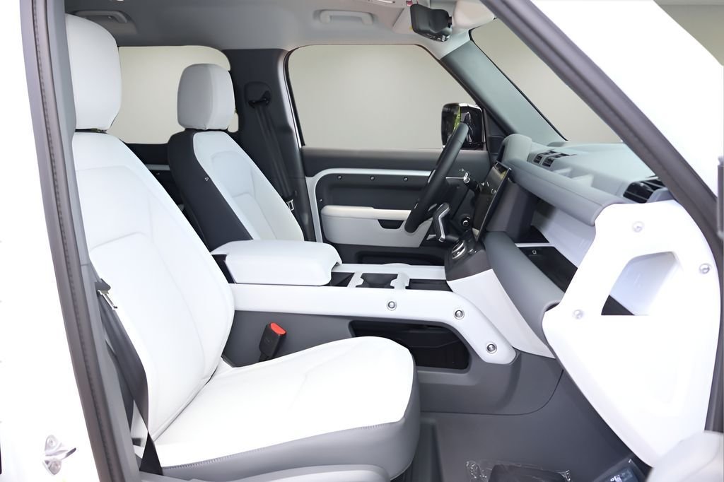 New 2026 Fuji White Land Rover X-Dynamic SE image 17