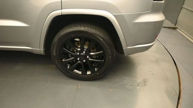 Used 2020 Silver Jeep Altitude image 9