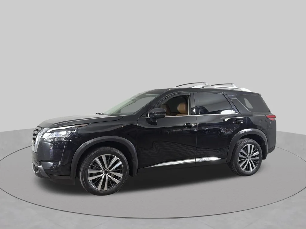 Used 2022 Black Nissan Platinum image 2