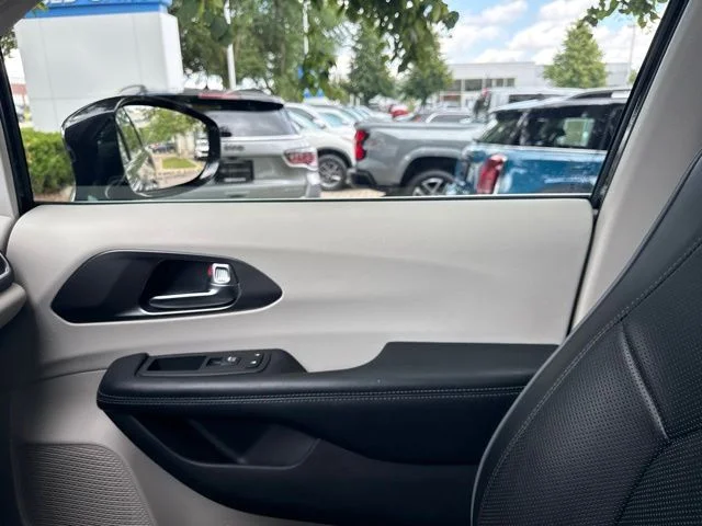 Used 2019 Black Chrysler Limited image 39