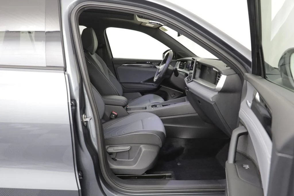 New 2026 Platinum Gray Volkswagen 2.0T SE R-Line Black image 19