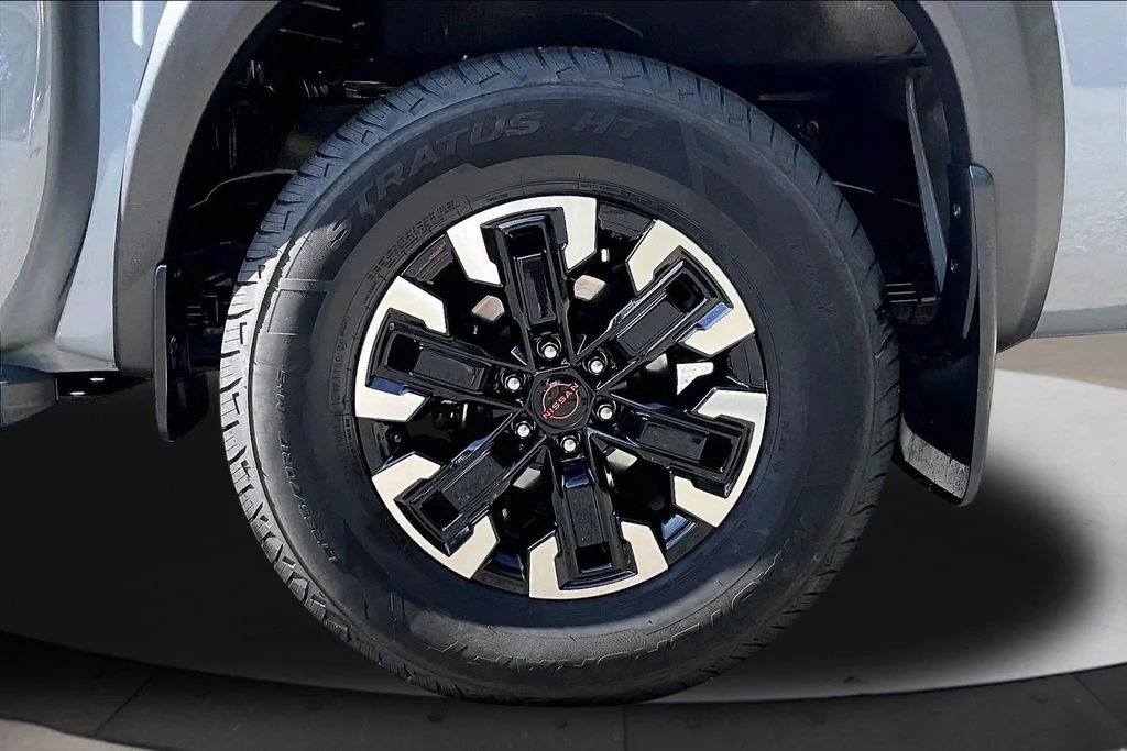 Used 2022 Pearl Nissan PRO-4X image 34