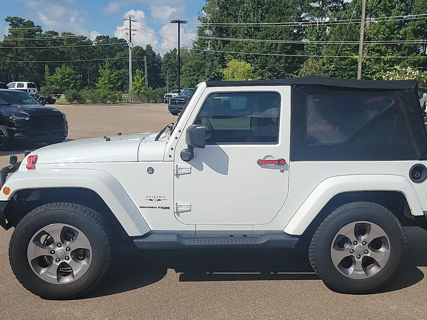 Used 2018 Bright White Clearcoat Jeep Sahara image 2