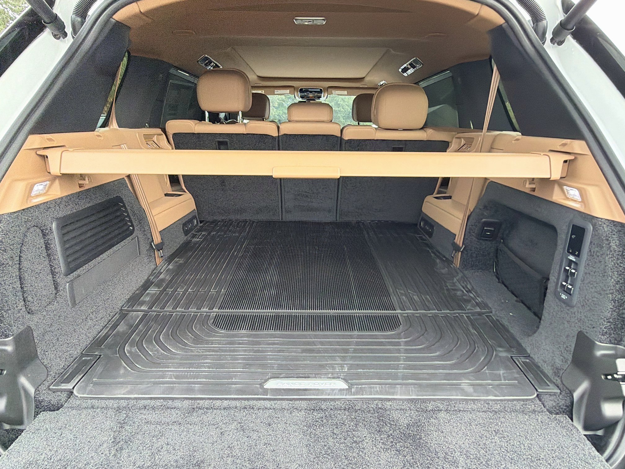 New 2026 Fuji White Land Rover SE image 12