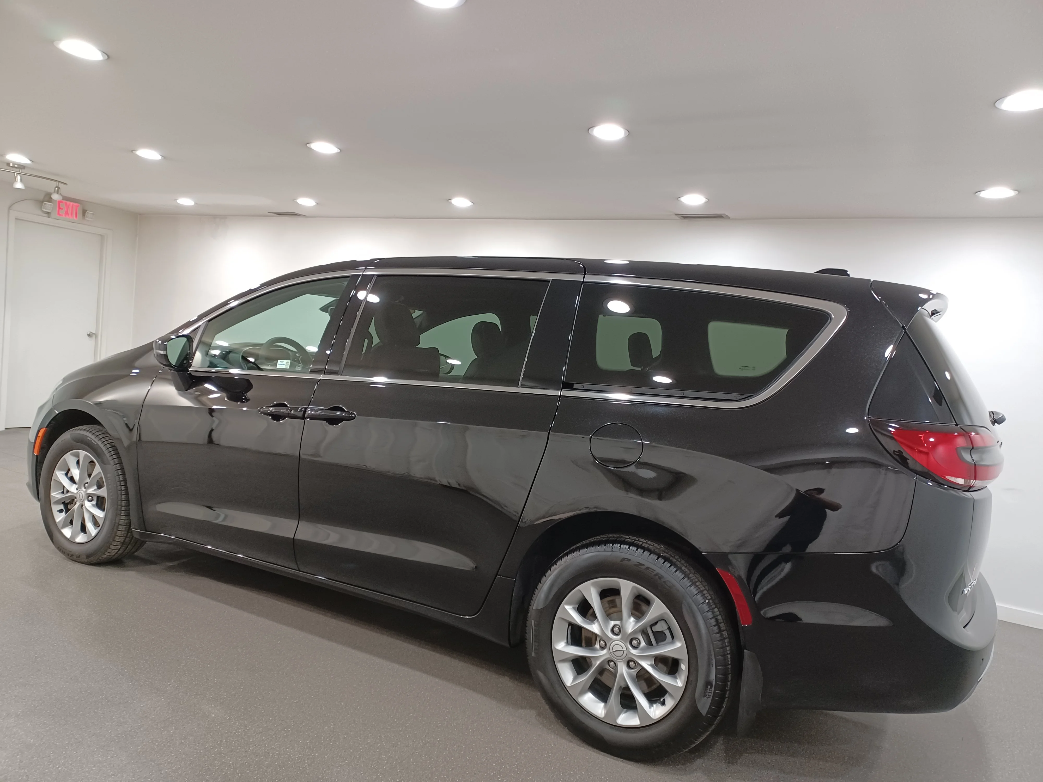 Certified Used 2026 Diamond Black Crystal Pearl Chrysler Select AWD*7 Pass | Adaptive Cruise | Remote Start | Htd Leather | Pano Roof | Htd Wheel | CarPlay image 7