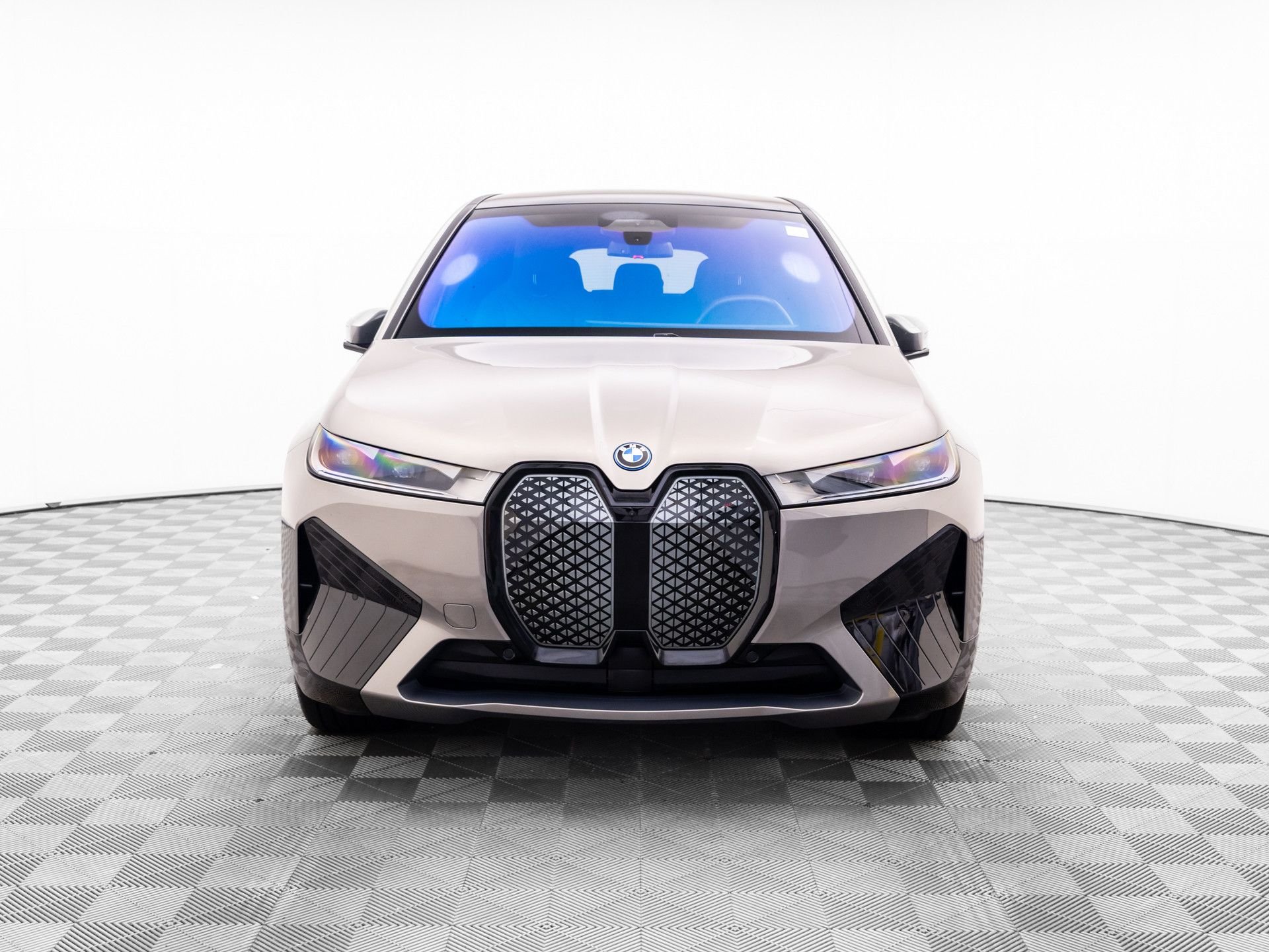 Used 2024 Gray BMW xDrive50 image 9