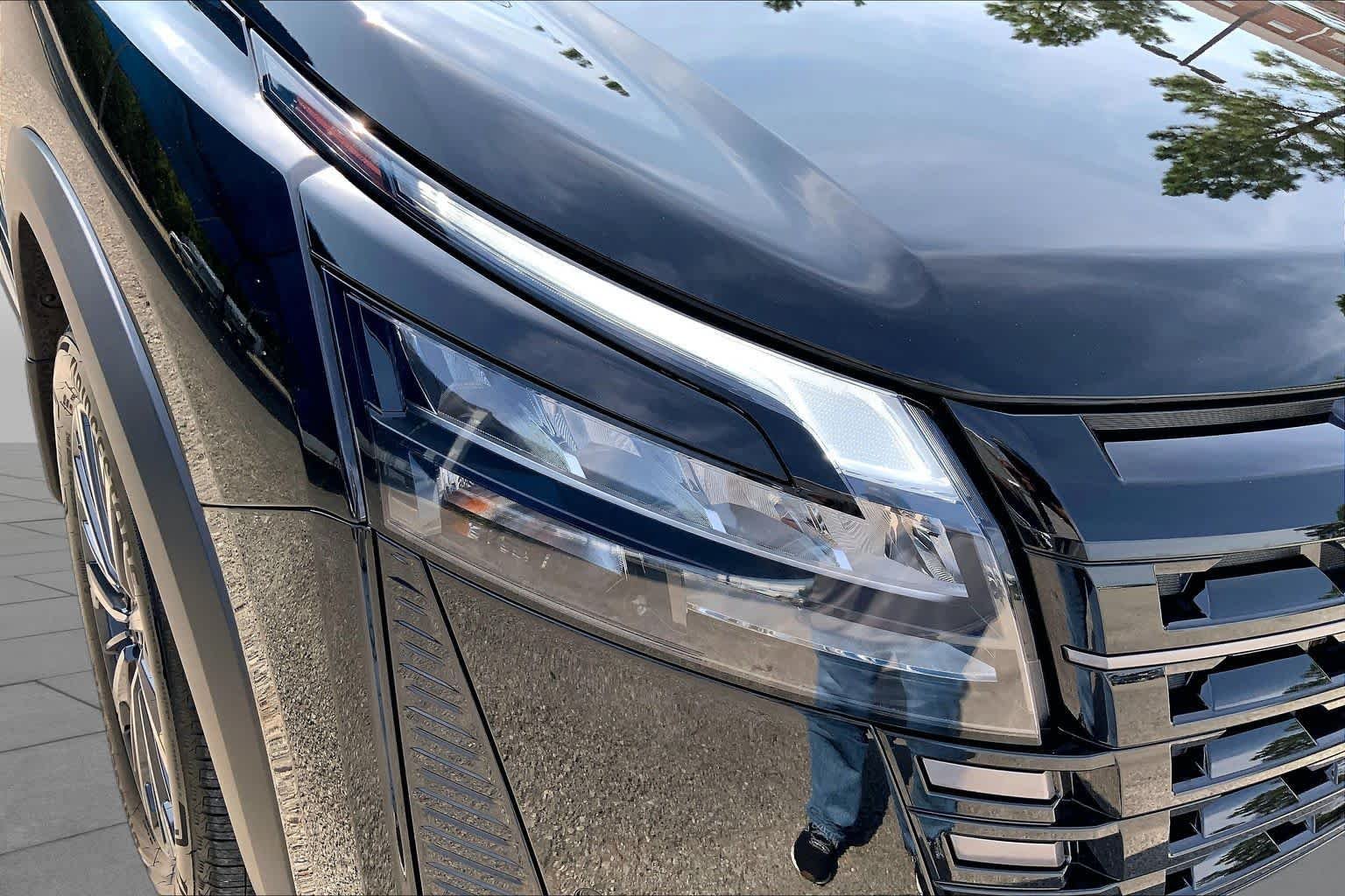 Used 2026 Super Black Nissan Platinum image 27