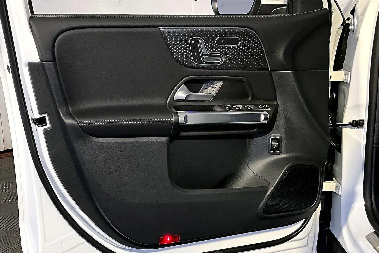 New 2026 Polar White Mercedes-Benz GLB 250 image 11