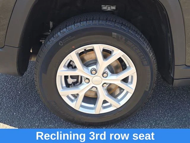 Used 2023  Jeep Limited image 29